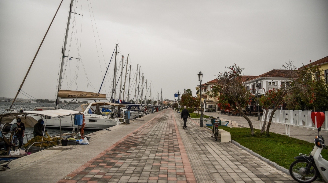 Πλακόστρωτο δίπλα σε προβλητα με βάρκες