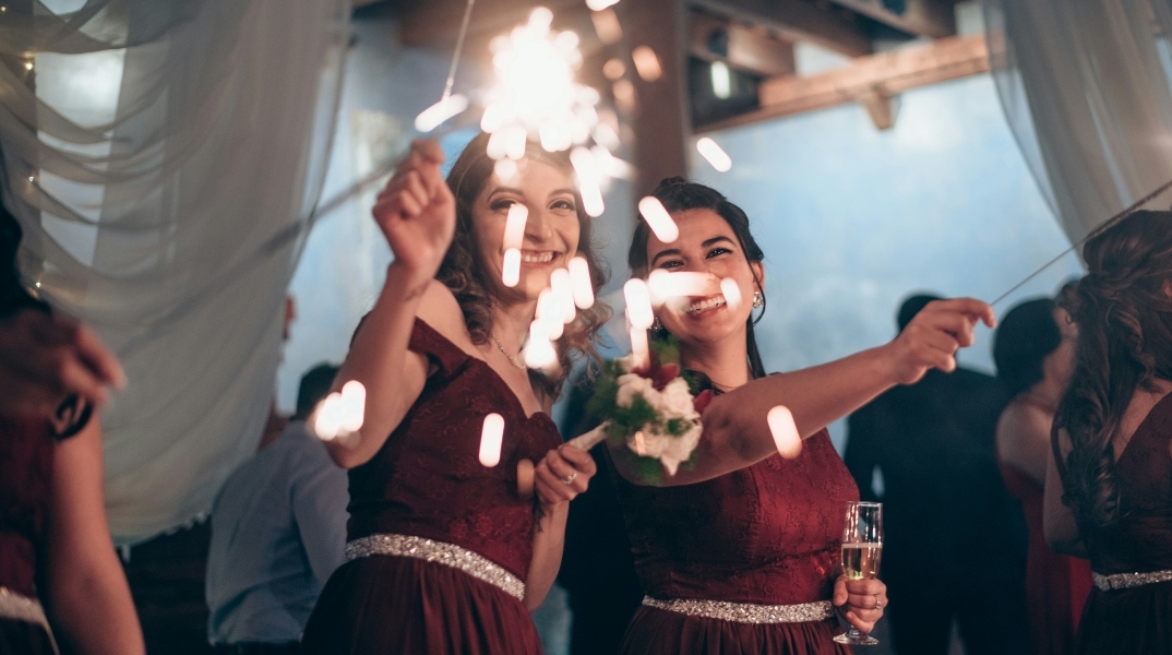 2 γυναίκες με ποτήρια και πυροτεχνήματα