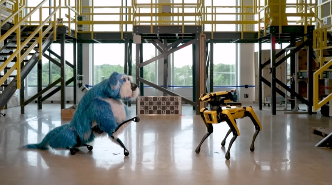 1 ρομπότ με στολή σκύλου απέναντι στο ίδιο ρομπότ με κίτρινο χρώμα