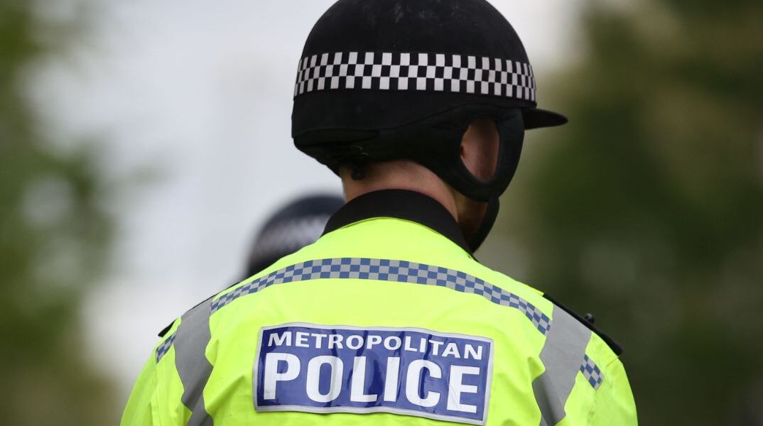 Άνδρας με σπαθί επιτέθηκε κατά περαστικών - Νεκρός 13χρονος