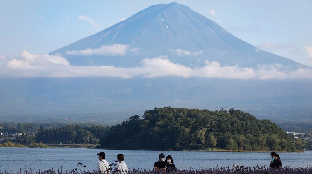 Οι Ιάπωνες φτιάχνουν φράχτη για να μπλοκάρουν την θέα στο βουνό Φούτζι λόγω υπερτουρισμού