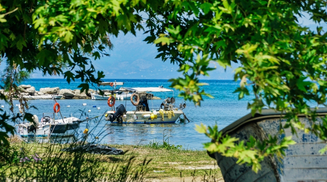 βάρκες, θαλασσα, πρασιναδα, δεντρα
