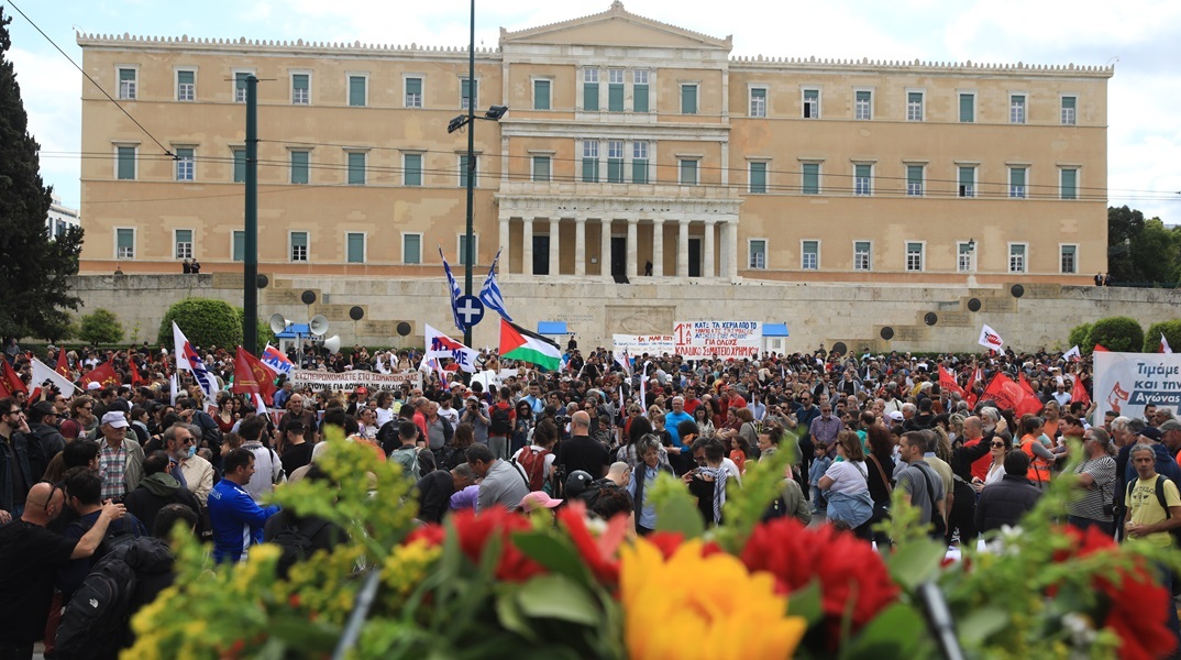 Σε εξέλιξη οι απεργιακές συγκεντρώσεις στο κέντρο της Αθήνας για την Εργατική Πρωτομαγιά 