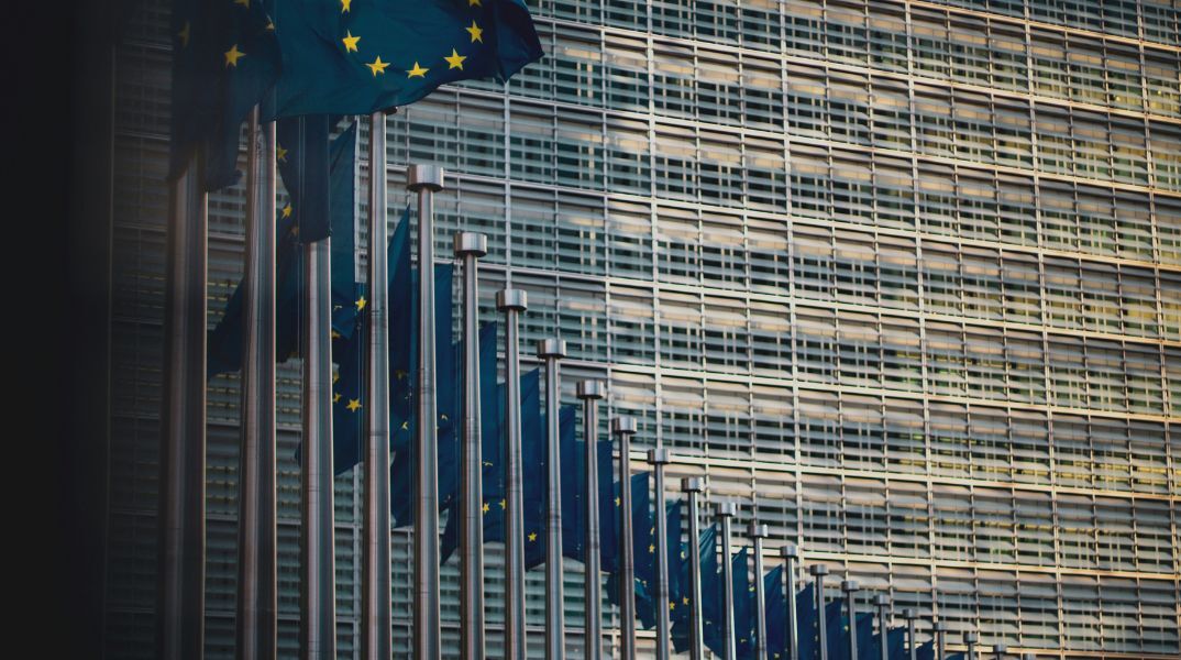 Σημαίες της Ευρωπαϊκής Ένωσης κυματίζουν στην έδρα της ΕΕ στις Βρυξέλλες