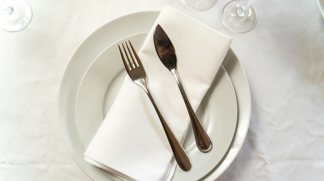 Τα δομικά στοιχεία ενός τραπεζιού, ένα σετ μαχαιροπίρουνων 