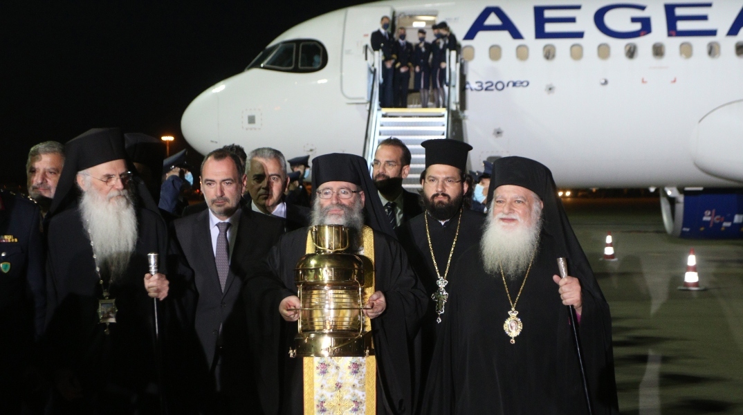 παπάδες μπροστά από αεροπλάνο