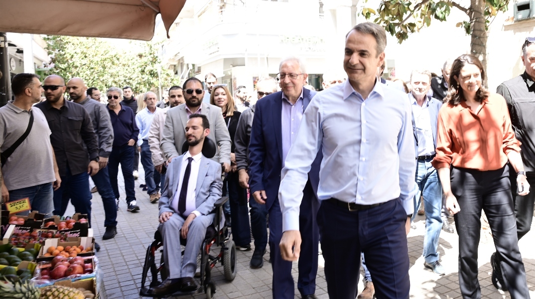 πλήθος κόσμου σε αγορά, αναπηρικό αμαξίδιο