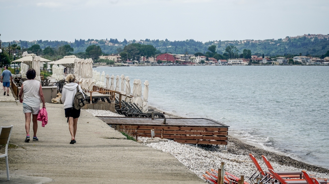 2 γυναίκες περπατούν στη παραλία