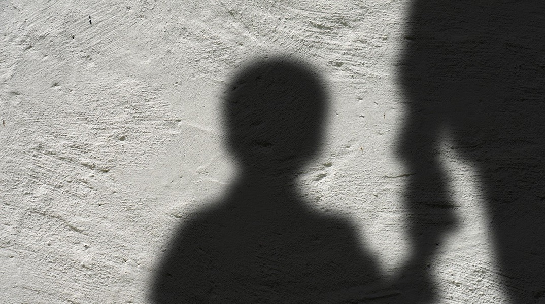 Νονός στο Ηράκλειο κατηγορείται ότι βίαζε το βαφτιστήρι του και άλλα δύο ανήλικα κορίτσια