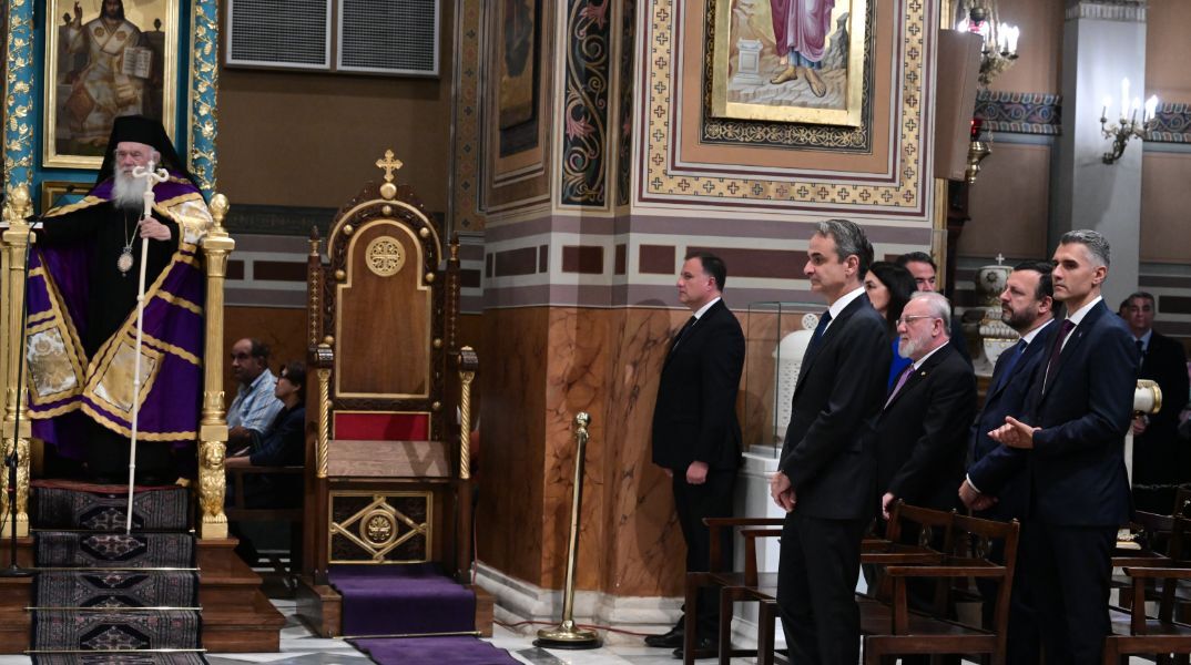 Στη Μητρόπολη ο Κυριάκος Μητσοτάκης για την ακολουθία της Μεγάλης Πέμπτης 