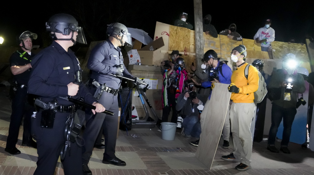  Η αστυνομία εισέβαλε στο UCLA 