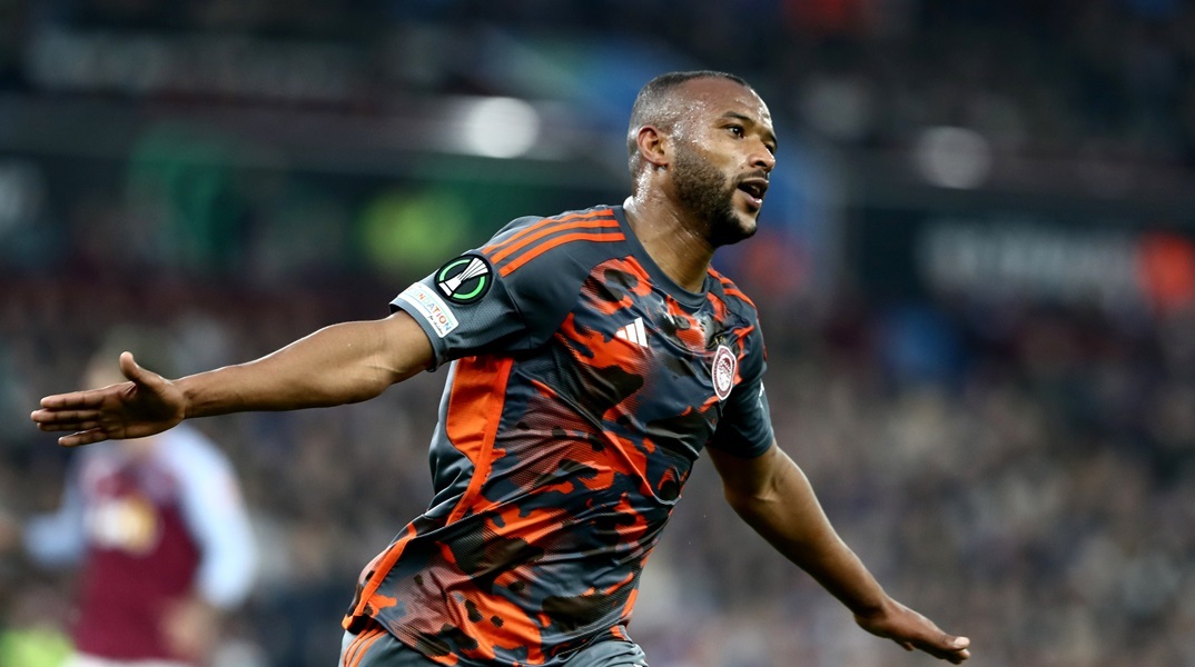 Ο Αγιούμπ Ελ Κααμπί πανηγυρίζει ένα από τα τρία γκολ στο Villa Park