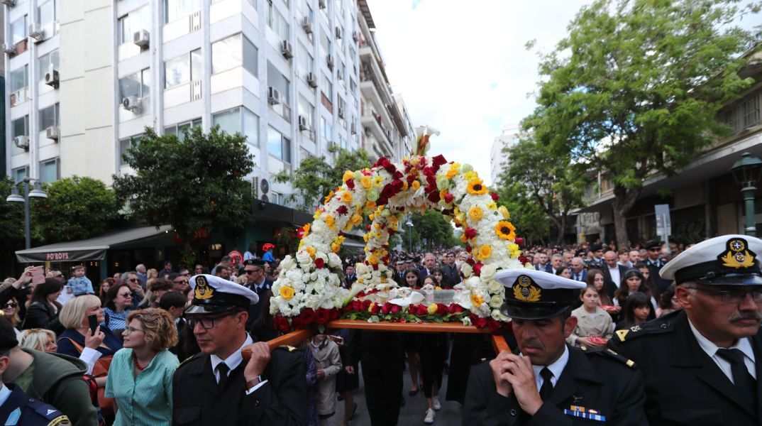 Με κατάνυξη η περιφορά του Επιταφίου στον Άγιο Μηνά στη Θεσσαλονίκη 