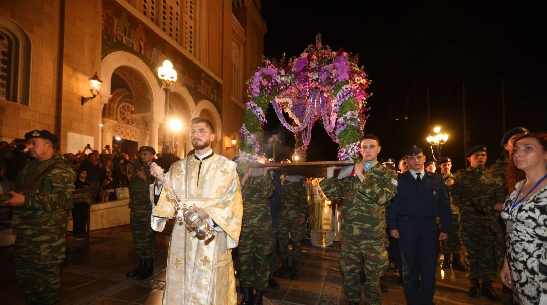 Μητρόπολη Αθηνών: Σε κλίμα κατάνυξης η περιφορά του Επιταφίου