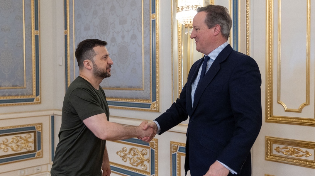 Ζελένσκι και Κάμερον κάνουν χειραψία