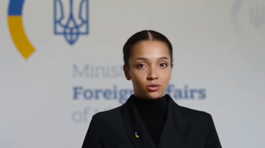 Γυναικα με μαύρο σακακι