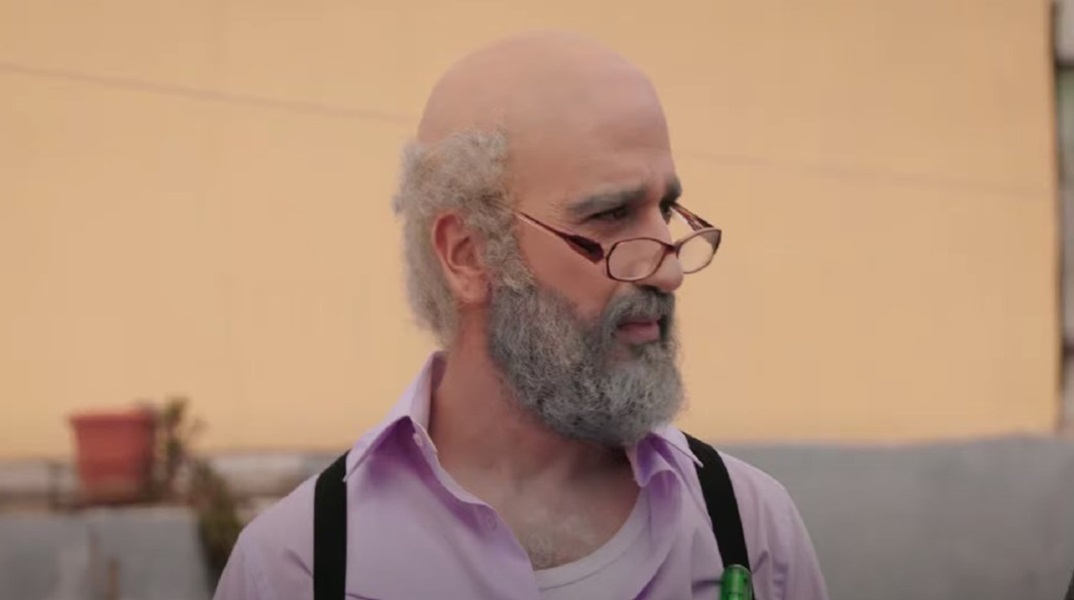 Ο Διονύσης Ατζαράκης σε ρόλο «θείου» σε πασχαλινό τραπέζι 