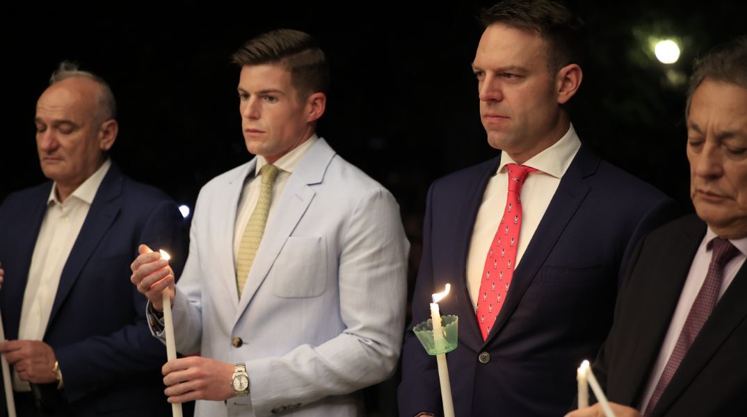 Ο πρόεδρος του ΣΥΡΙΖΑ, Στέφανος Κασσελάκης με τον σύζυγό του Τάιλερ Μάκμπεθ στην Κέρκυρα 