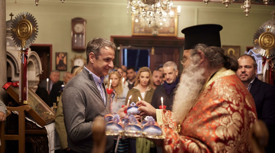 Στην Καρδιανή της Τήνου γιόρτασε την Ανάσταση ο πρωθυπουργός με τη σύζυγό του Μαρέβα Γκραμπόφσκι - Μητσοτάκη