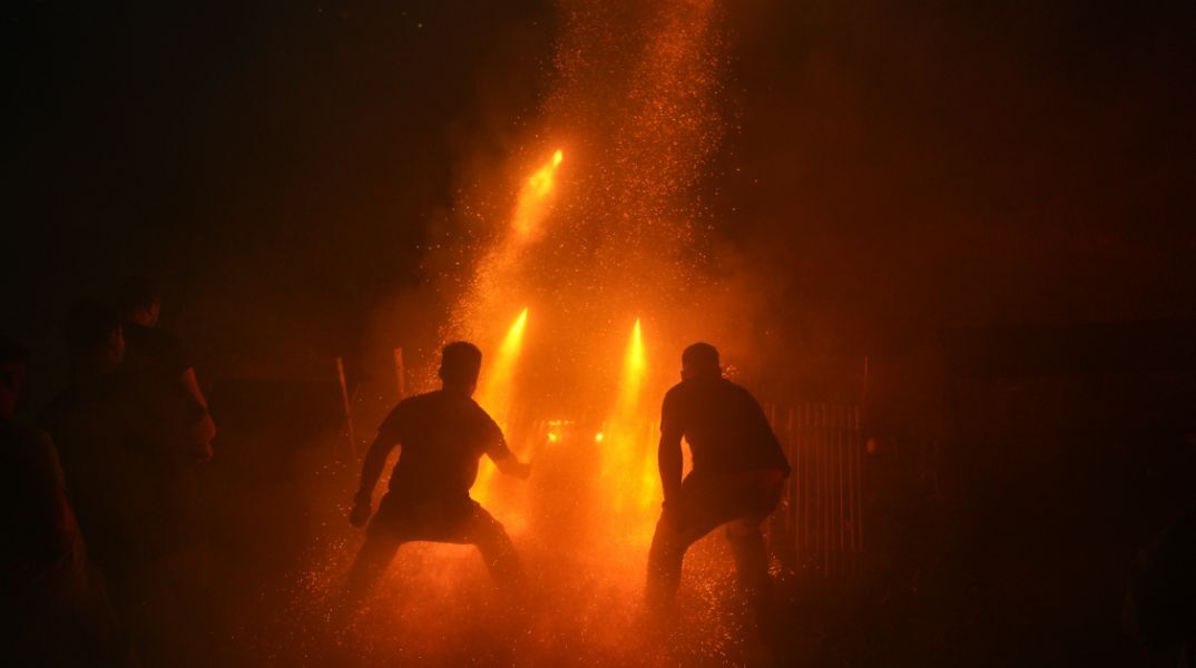 Εντυπωσιακές εικόνες στον Βροντάδο Χίου που αναβίωσε και φέτος το έθιμο του ρουκετοπόλεμου