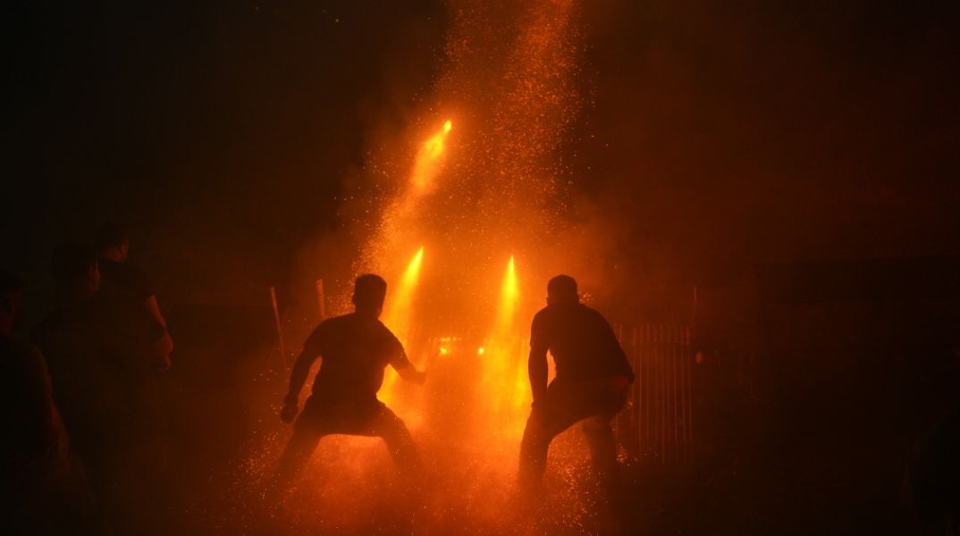 Εντυπωσιακές εικόνες στον Βροντάδο Χίου που αναβίωσε και φέτος το έθιμο του ρουκετοπόλεμου