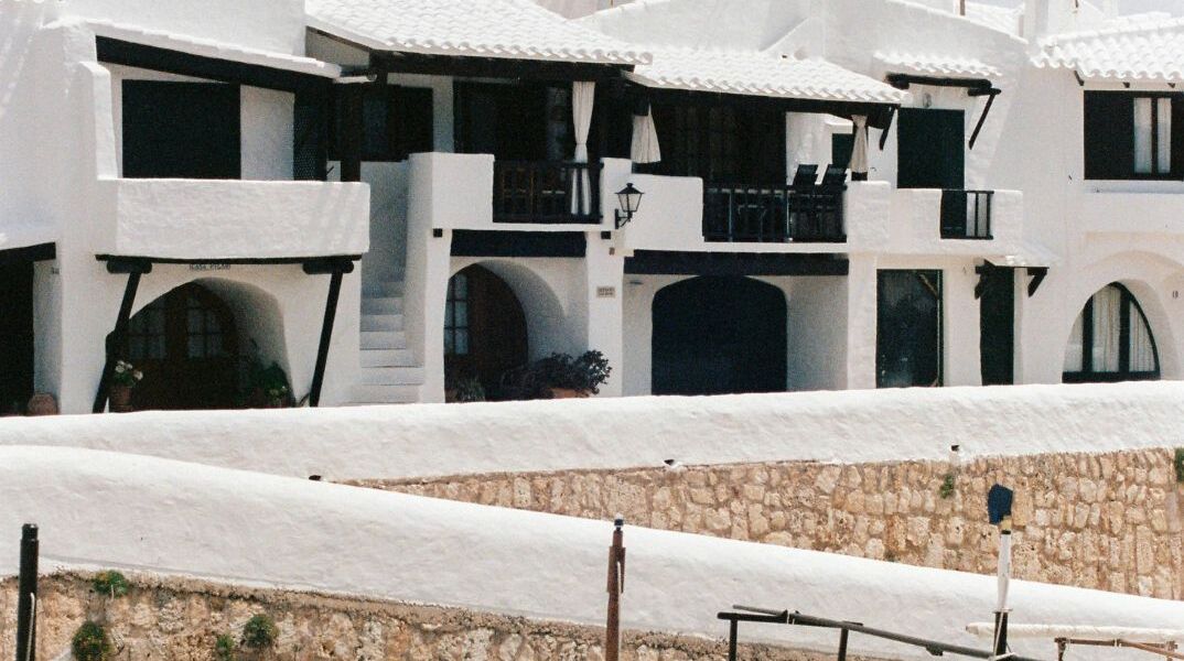 Ισπανία: Ένα χωριό θα διεξάγει τοπικό δημοψήφισμα για τους τουρίστες