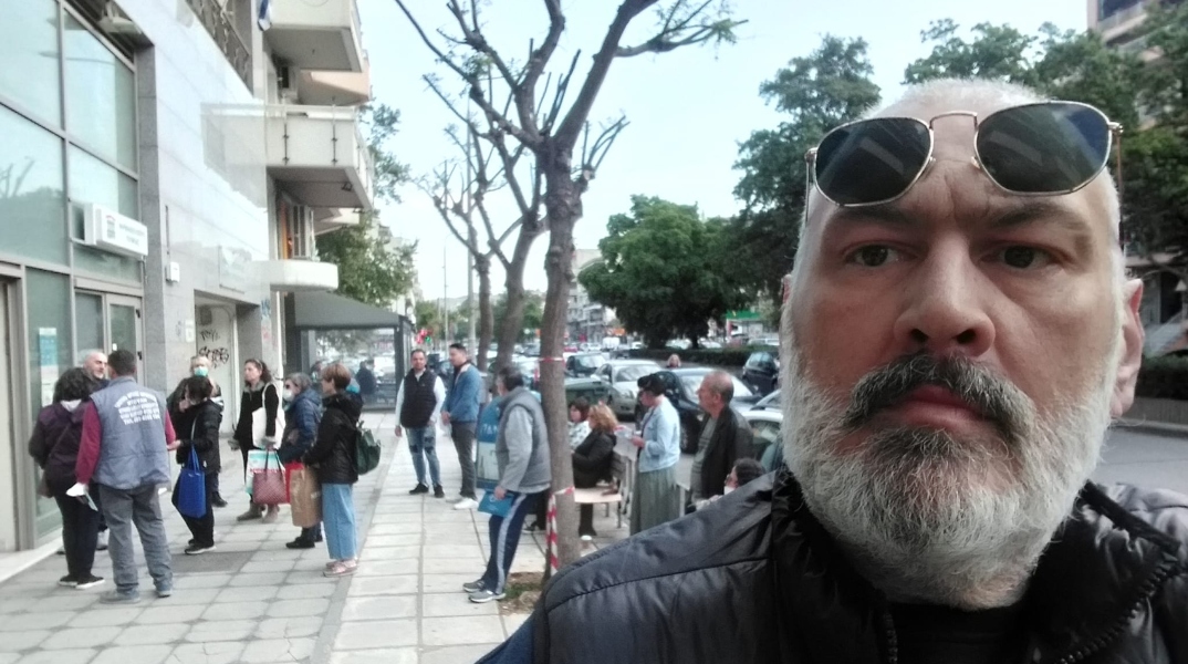 ανδρας με μαυρα γυαλια και μουσι στο δρόμο