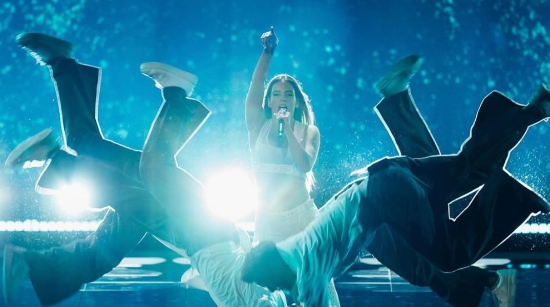 τραγουδιστρια με 4 χορευτες