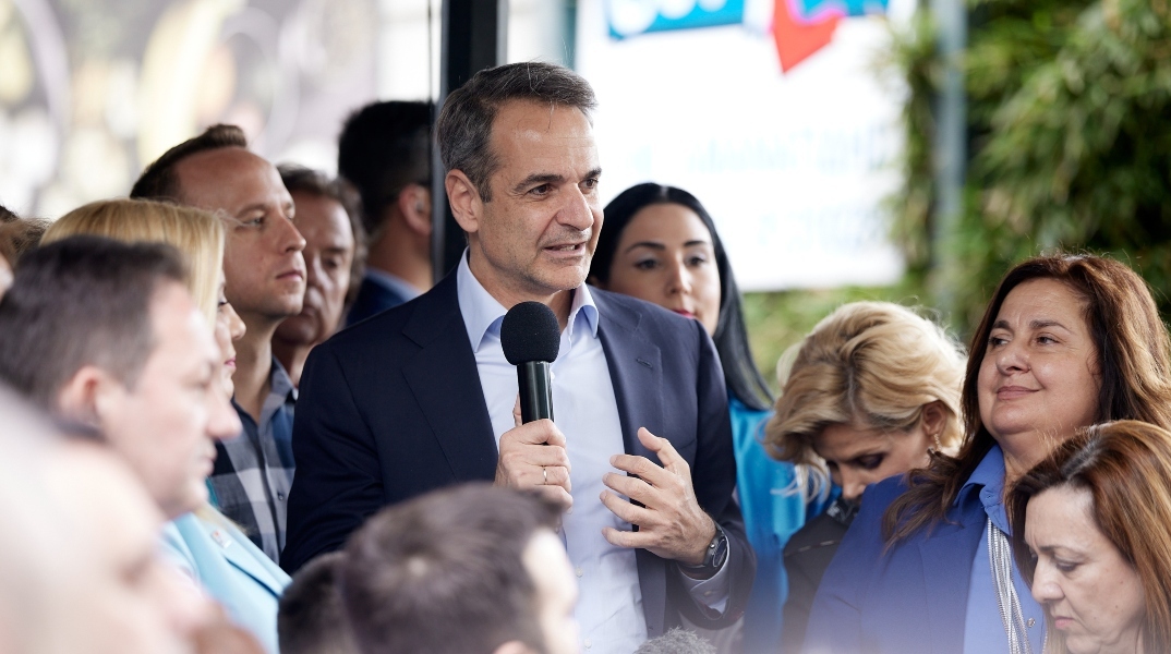 ανδρας μιλα στο μικροφωνο αναμεσα σε πληθος