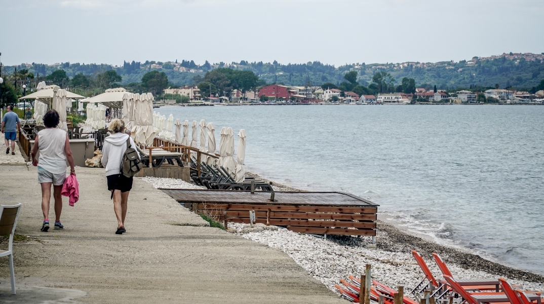 2 γυναικες στην παραλια