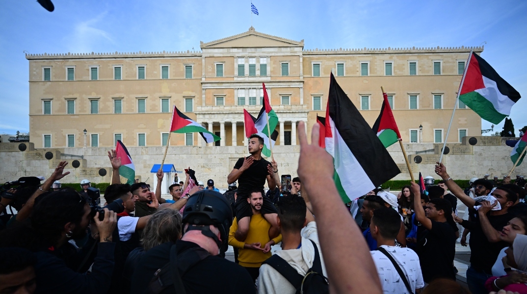 πλήθος κόσμου μπροστά από τη Βουλή