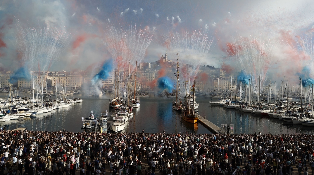 πλοια, λιμανι, κοσμος, πυροτεχνηματα