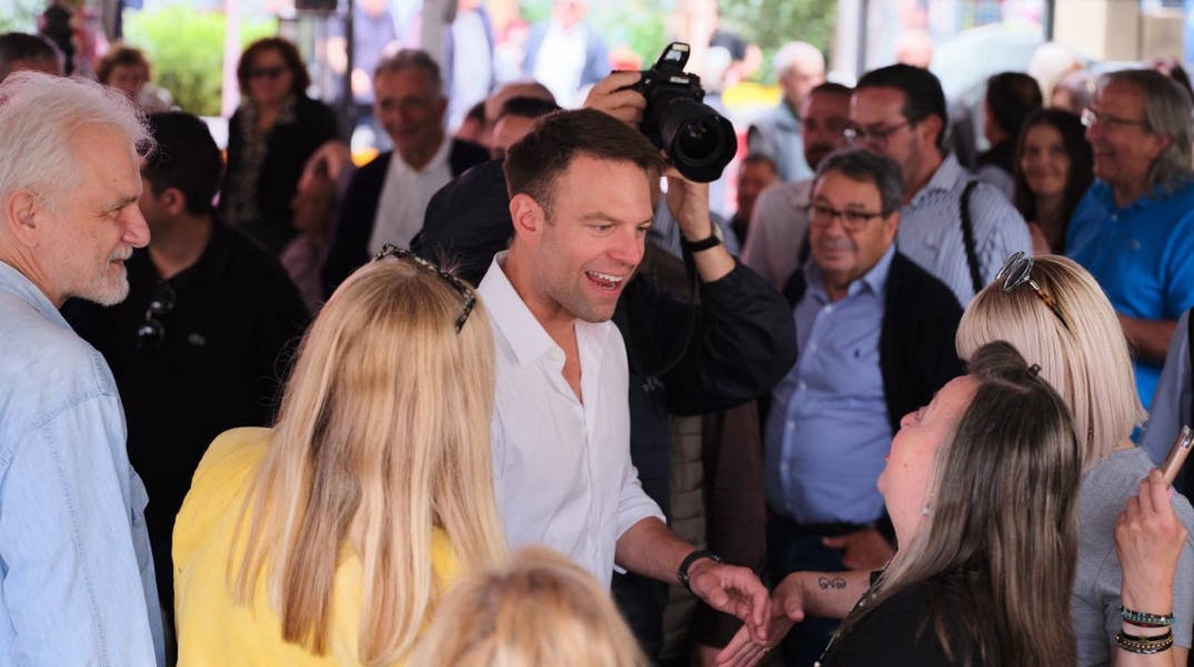 Ο Πρόεδρος του ΣΥΡΙΖΑ Στέφανος Κασσελάκης ανάμεσα απο θαυμαστές του