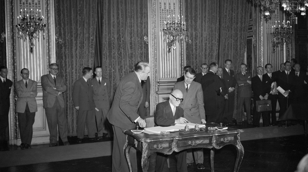 Ο Ρομπέρ Σουμάν υπογράφει τη Διακύρηξη