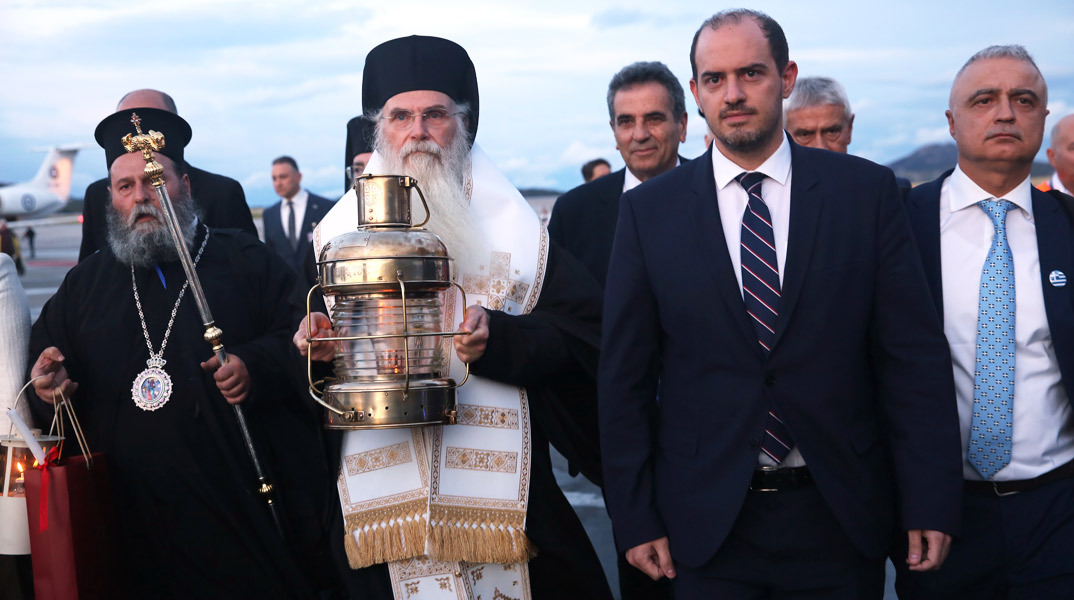 Ο Μάνος Βουλαρίνος γράφει για τη μεταφορά του «Αγίου Φωτός»