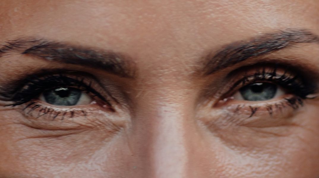 Ποια λέξη περιγράφει καλύτερα αυτό που σκέφτεται ή αισθάνεται το άτομο στην εικόνα;