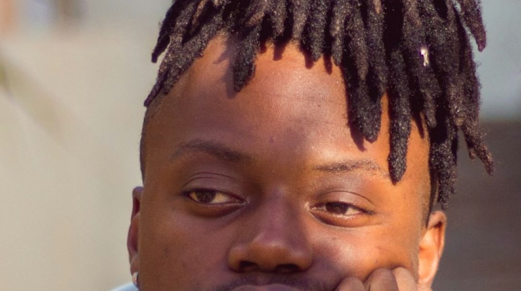 Ποια λέξη περιγράφει καλύτερα αυτό που σκέφτεται ή αισθάνεται το άτομο στην εικόνα;