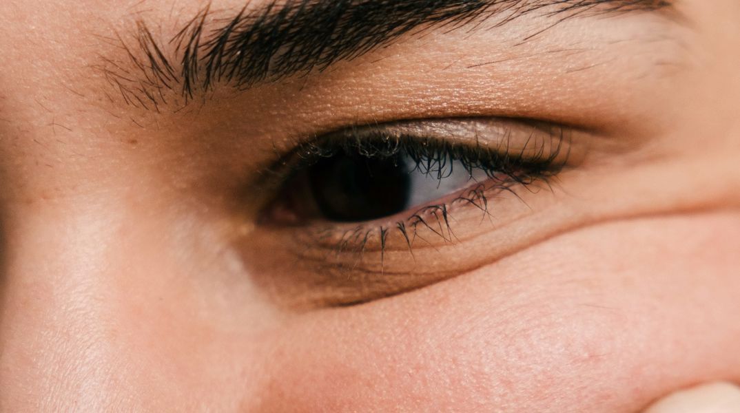 Ποια λέξη περιγράφει καλύτερα αυτό που σκέφτεται ή αισθάνεται το άτομο στην εικόνα;