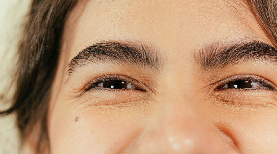 Ποια λέξη περιγράφει καλύτερα αυτό που σκέφτεται ή αισθάνεται το άτομο στην εικόνα;