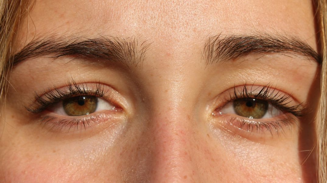 Ποια λέξη περιγράφει καλύτερα αυτό που σκέφτεται ή αισθάνεται το άτομο στην εικόνα;