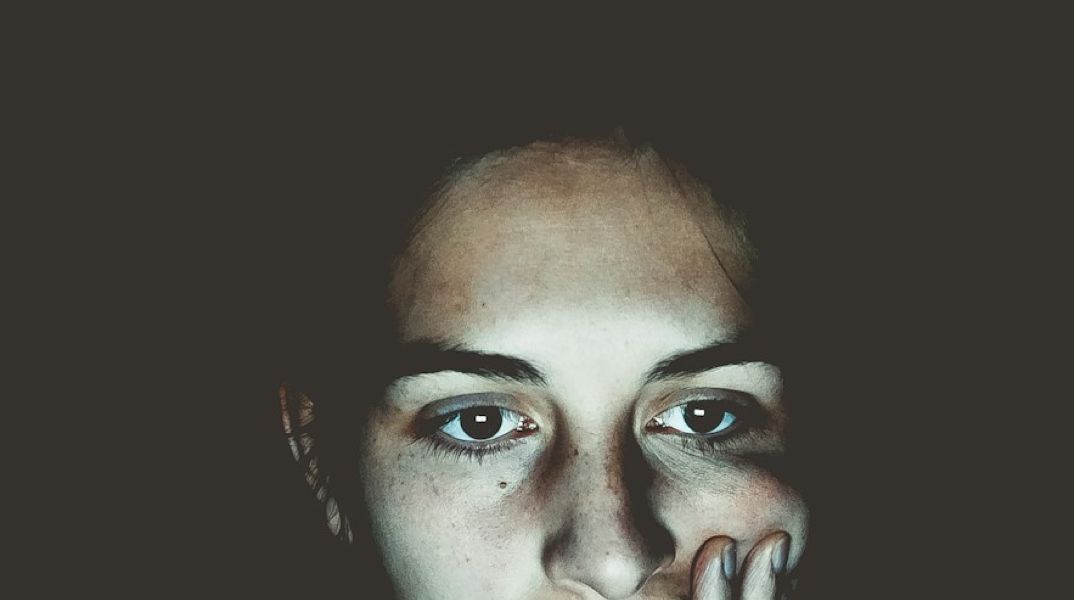 Ποια λέξη περιγράφει καλύτερα αυτό που σκέφτεται ή αισθάνεται το άτομο στην εικόνα;