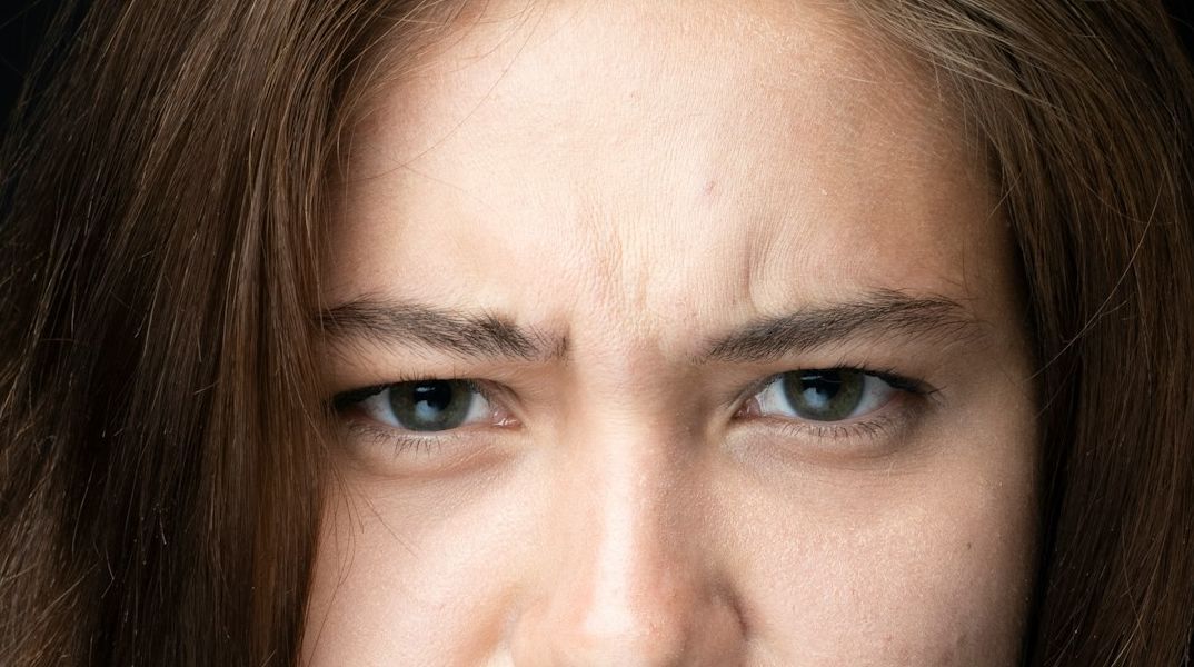 Ποια λέξη περιγράφει καλύτερα αυτό που σκέφτεται ή αισθάνεται το άτομο στην εικόνα;