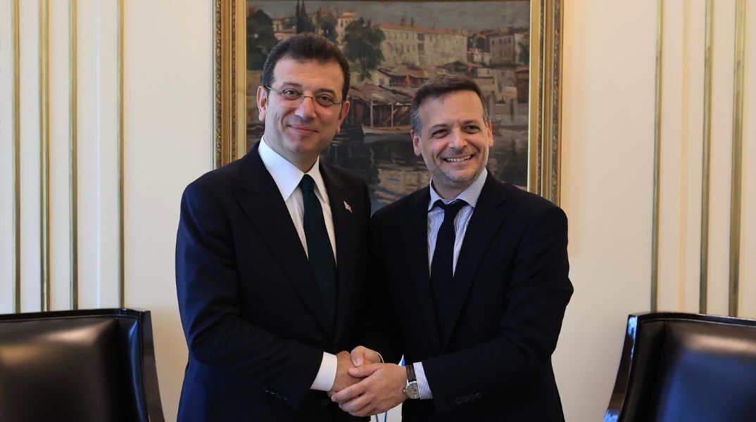 Οι δήμαρχοι Κωνσταντινούπολης Εκρέμ Ιμάμογλου και Αθηναίων Χάρης Δούκας