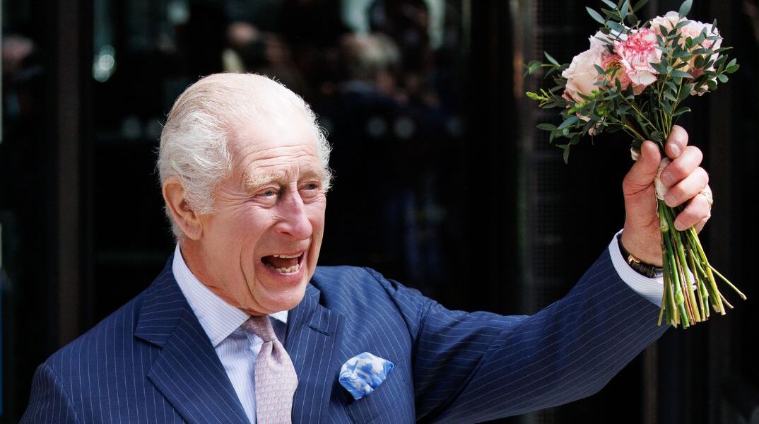  «Μου επέτρεψαν να βγω από το κλουβί μου»: Aστειεύτηκε ο βασιλιάς Κάρολος 