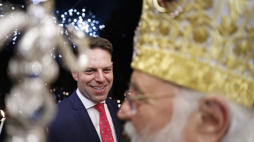 Ο Στέφανος Κασσελάκης με τον Μητροπολίτη Κέρκυρας το βράδυ της Ανάστασης