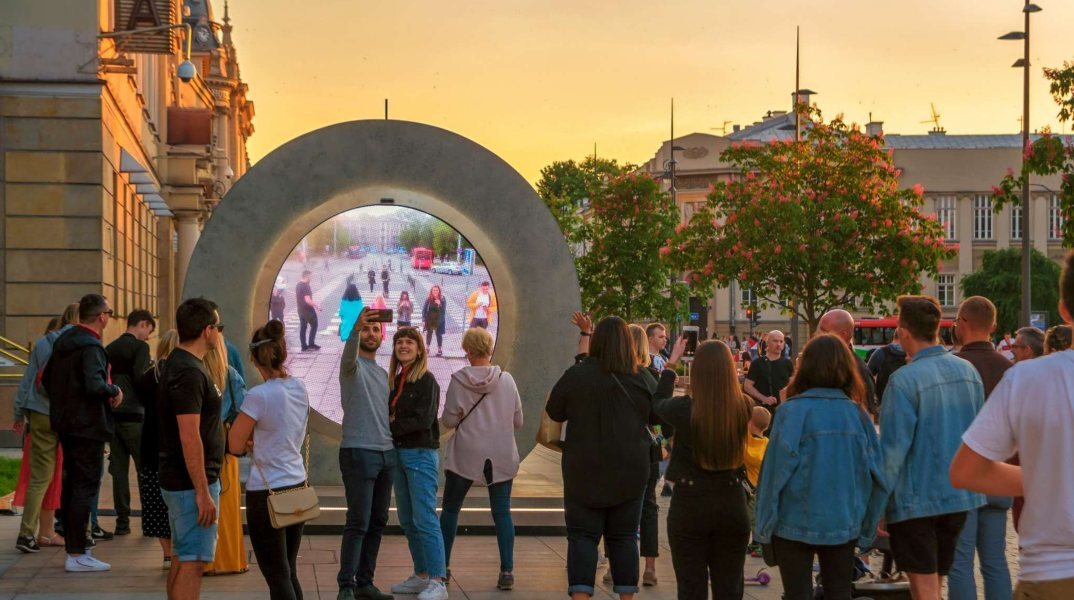 Portals: Ο Benediktas Gylys δημιούργησε μια φουτουριστική «γέφυρα» που συνδέει το Δουβλίνο με τη Νέα Υόρκη