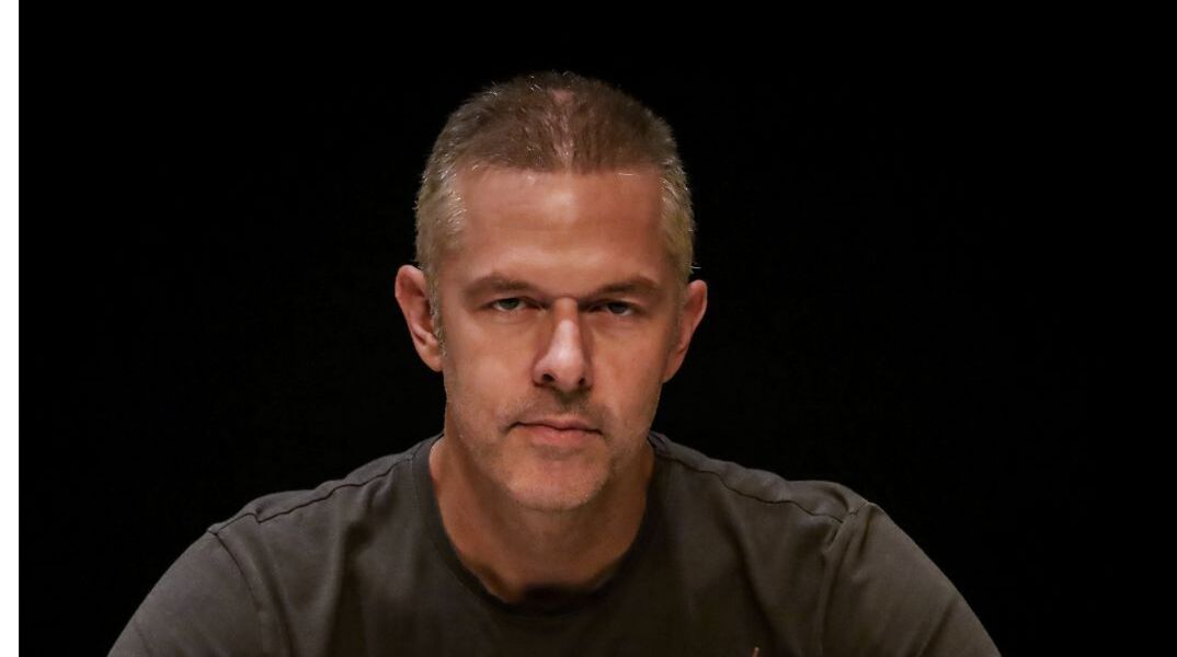 O μοναδικός άνθρωπος στην ιστορία της ελληνικής τηλεόρασης που έχει κλέψει τη γυναίκα του Παπακαλιάτη