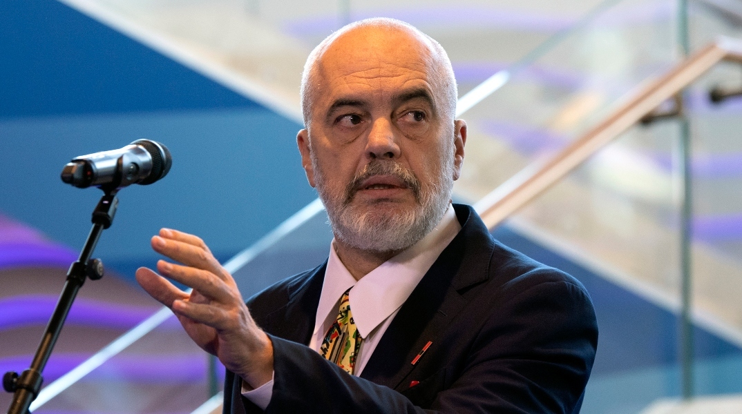 O Έντι Ράμα με μικρόφωνο