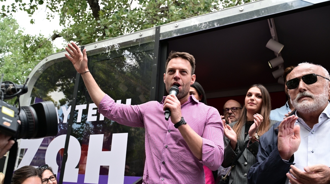 άνδρες, γυναίκες χειροκροτούν, λεωφορείο , μικρόφωνο, κάμερα, δέντρα