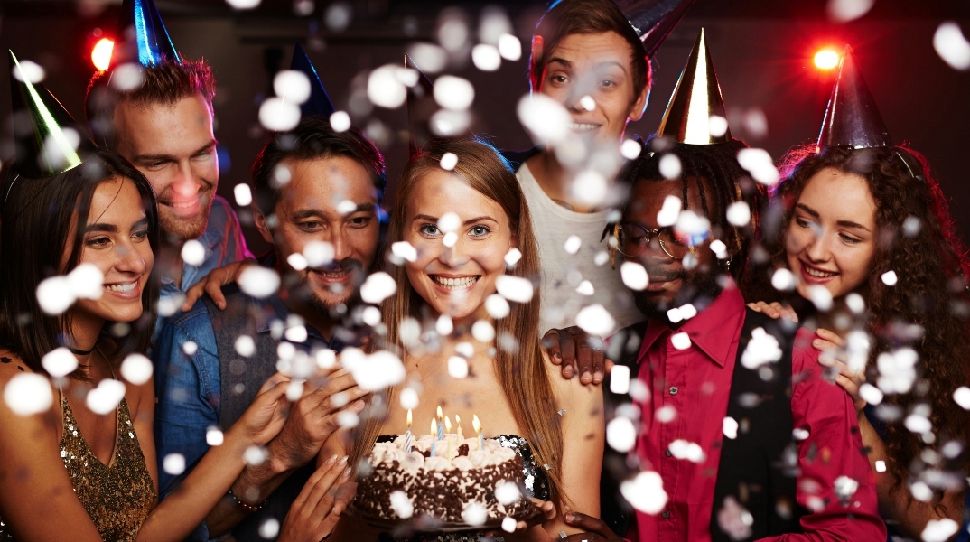 3 γυναίκες, 4 ανδρες, τουρτα, κερακια, φωτα